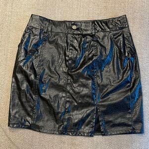 Black leather skirt. Snake skin black print size medium